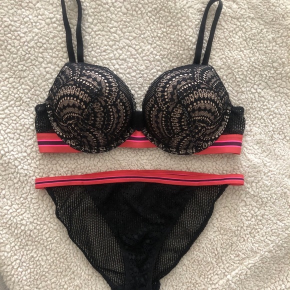 Victoria’s Secret Set- 34B bra, size M panties - Picture 3 of 3